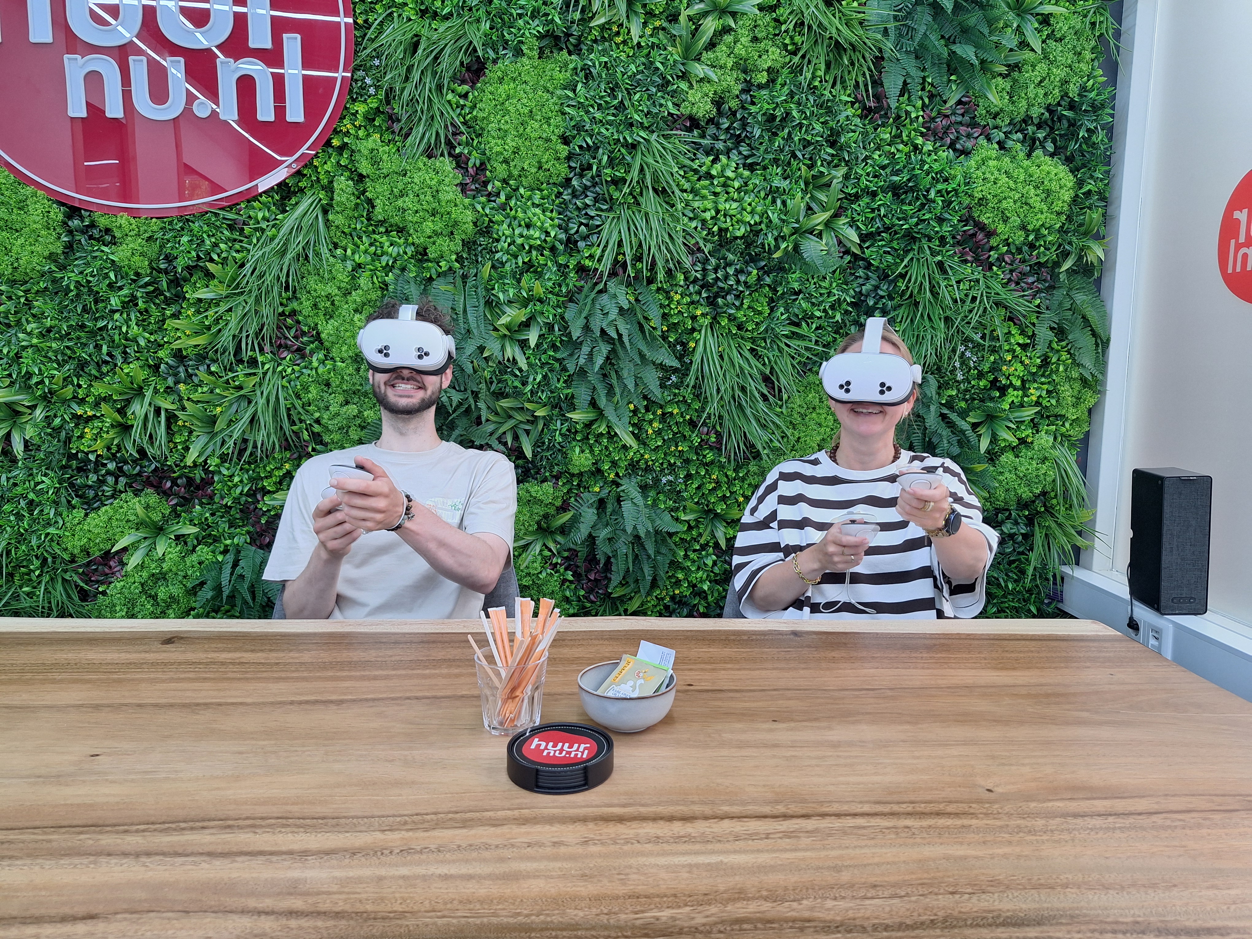 Meta Quest 3s VR bril huren en twee medewerkers die gamen