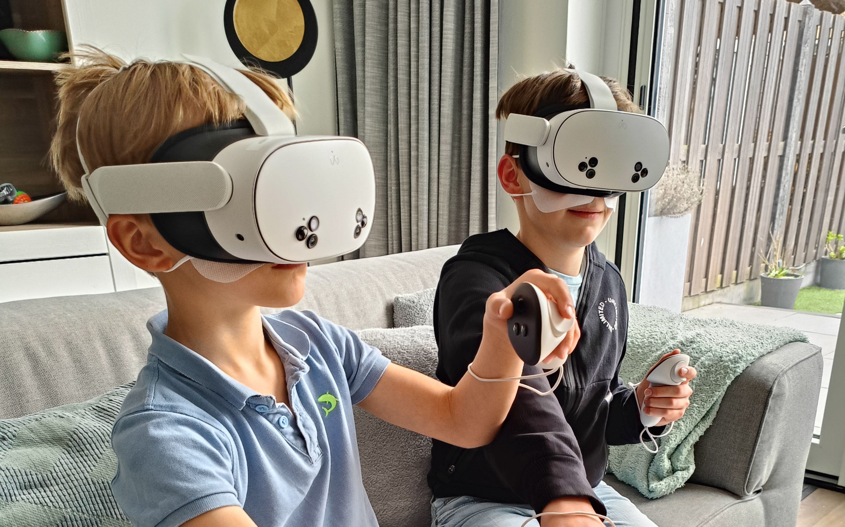 VR bril tips kinderfeestje met een kind die thuis VR op de bank speelt