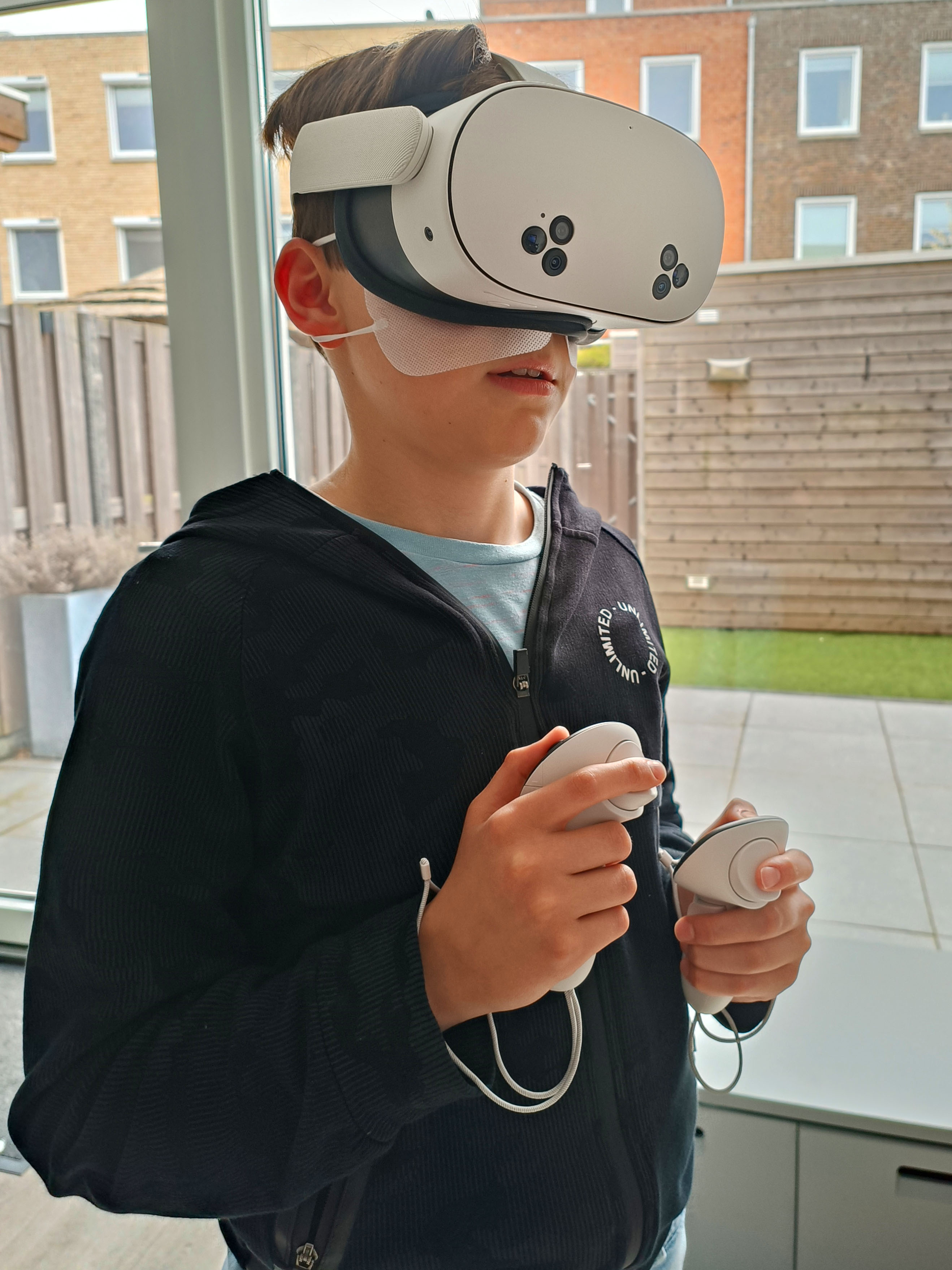 Een kind met een VR bril op een kinderfeestje