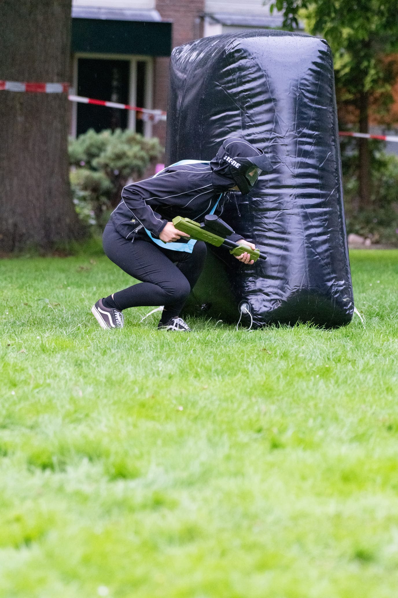Ideeen voor vrijgezellenfeest vrouwen paintball activiteit met een paintballgun