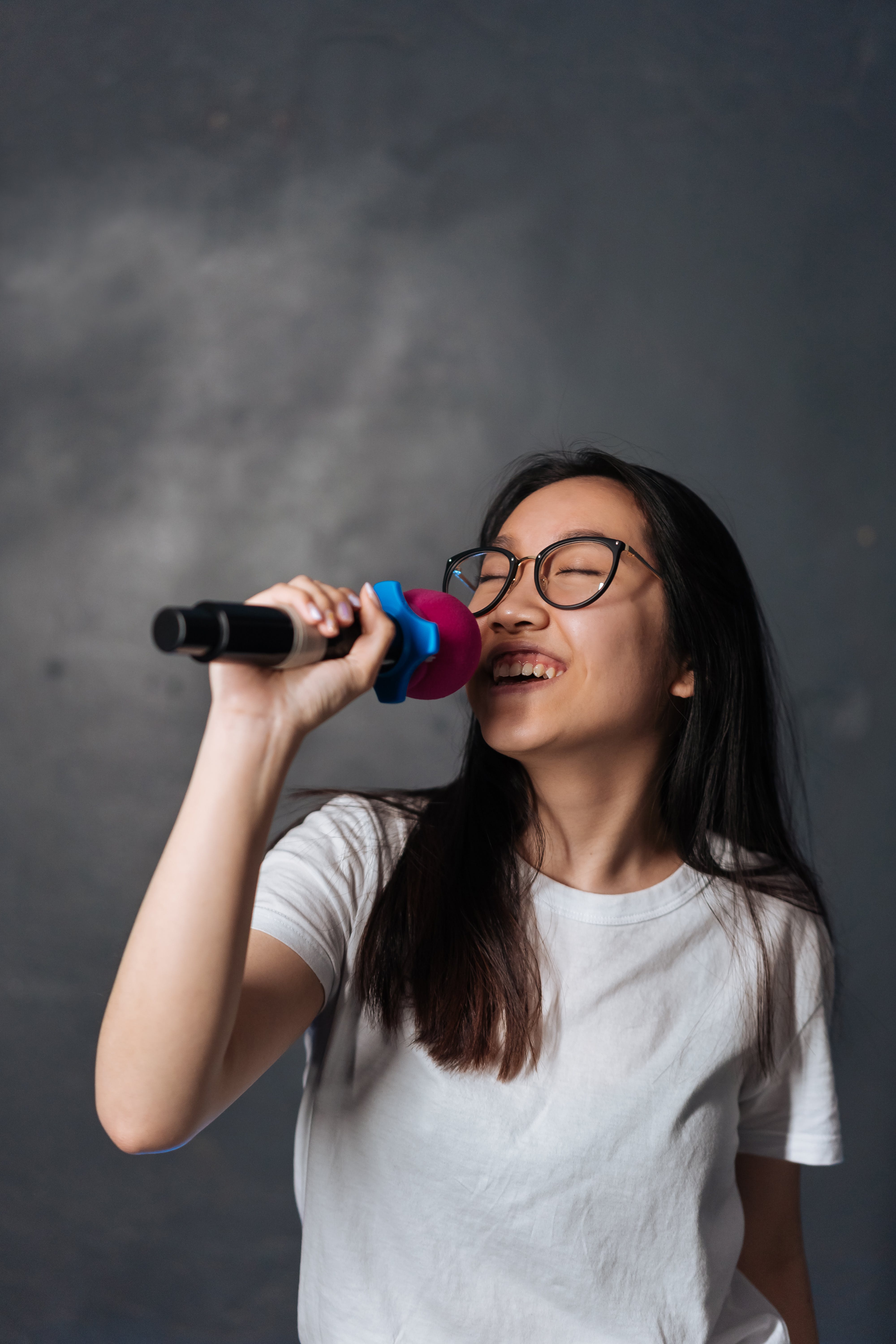 Ideeën voor vrijgezellenfeest vrouwen karaoke met een microfoon zingen