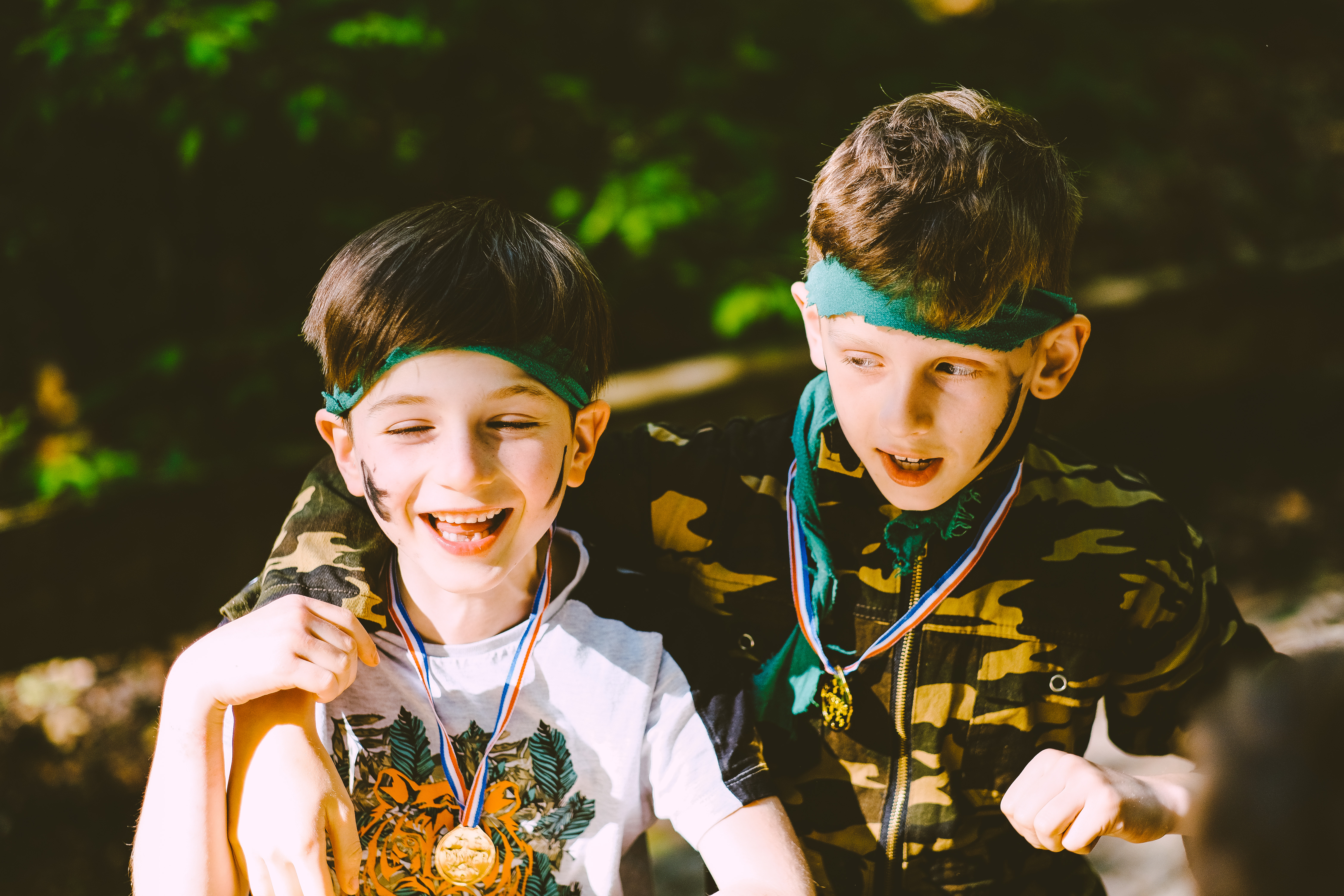 Twee jongens die gewonnen hebben met lasergamen kinderfeestje