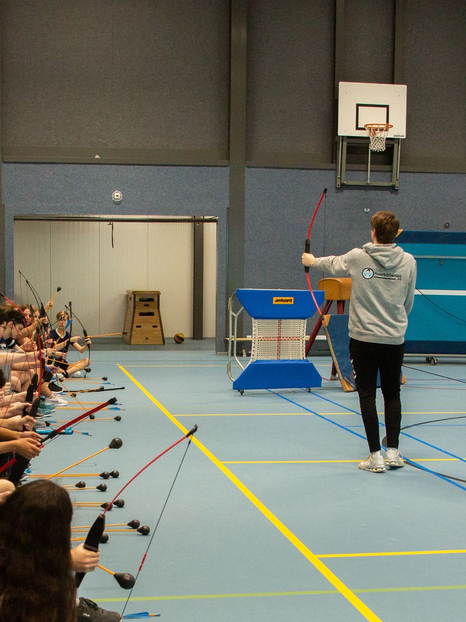 Wat is archery tag kinderen met pijl en boog in een gymzaal