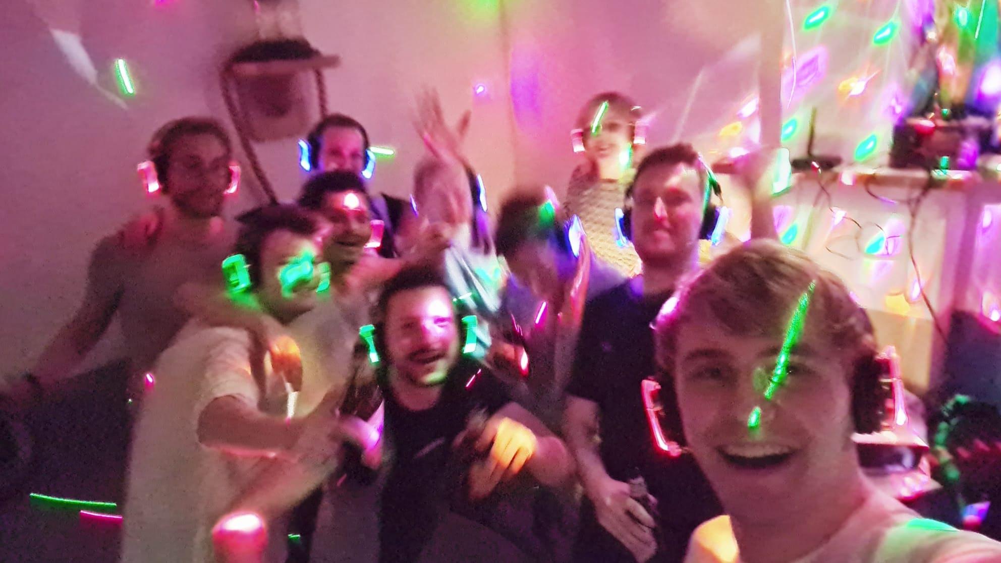 Wat is een silent disco en hoe werkt het met koptelefoons en zender op een feest