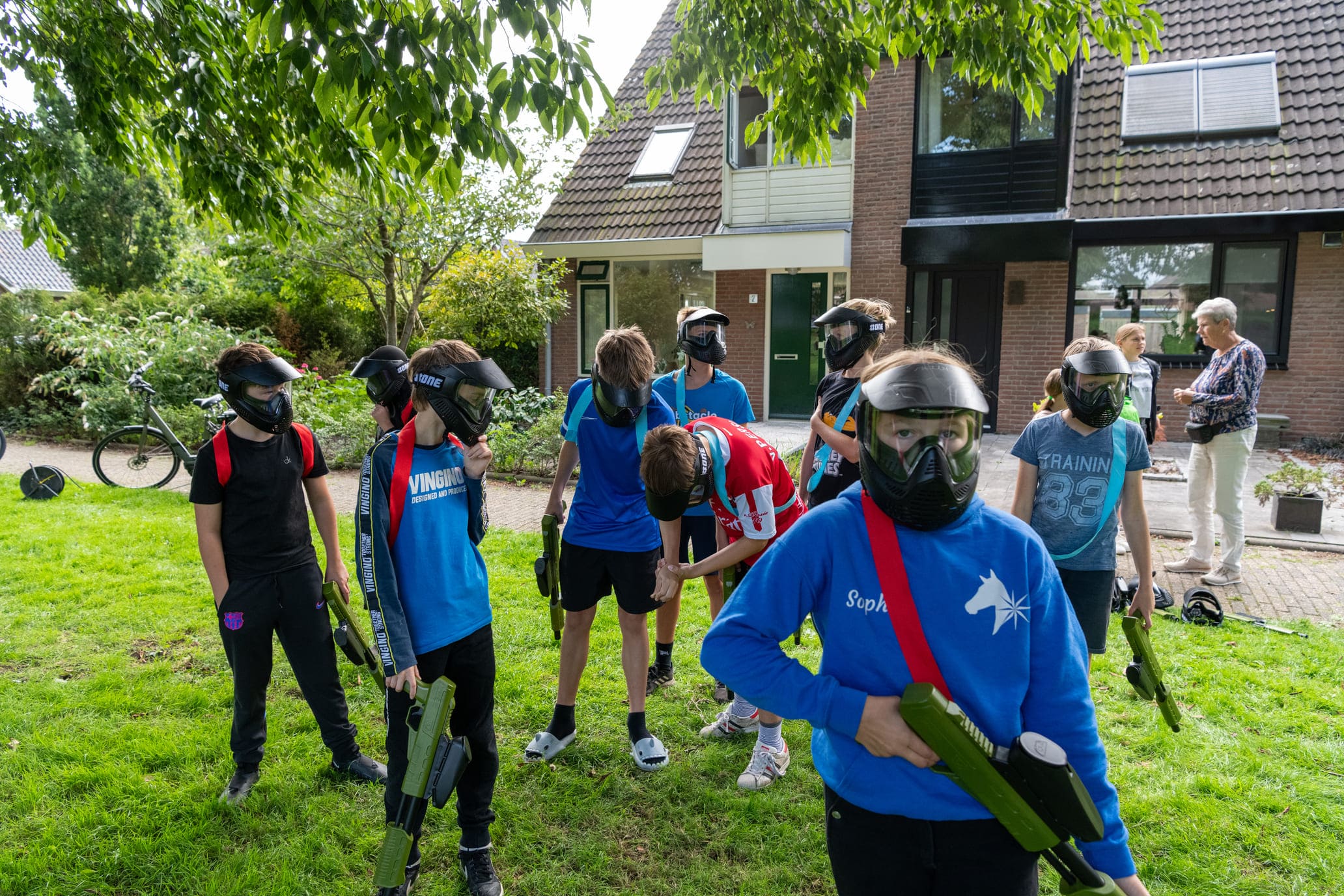 Welke kleding draag je tijdens het paintballen een groep mensen op een veld