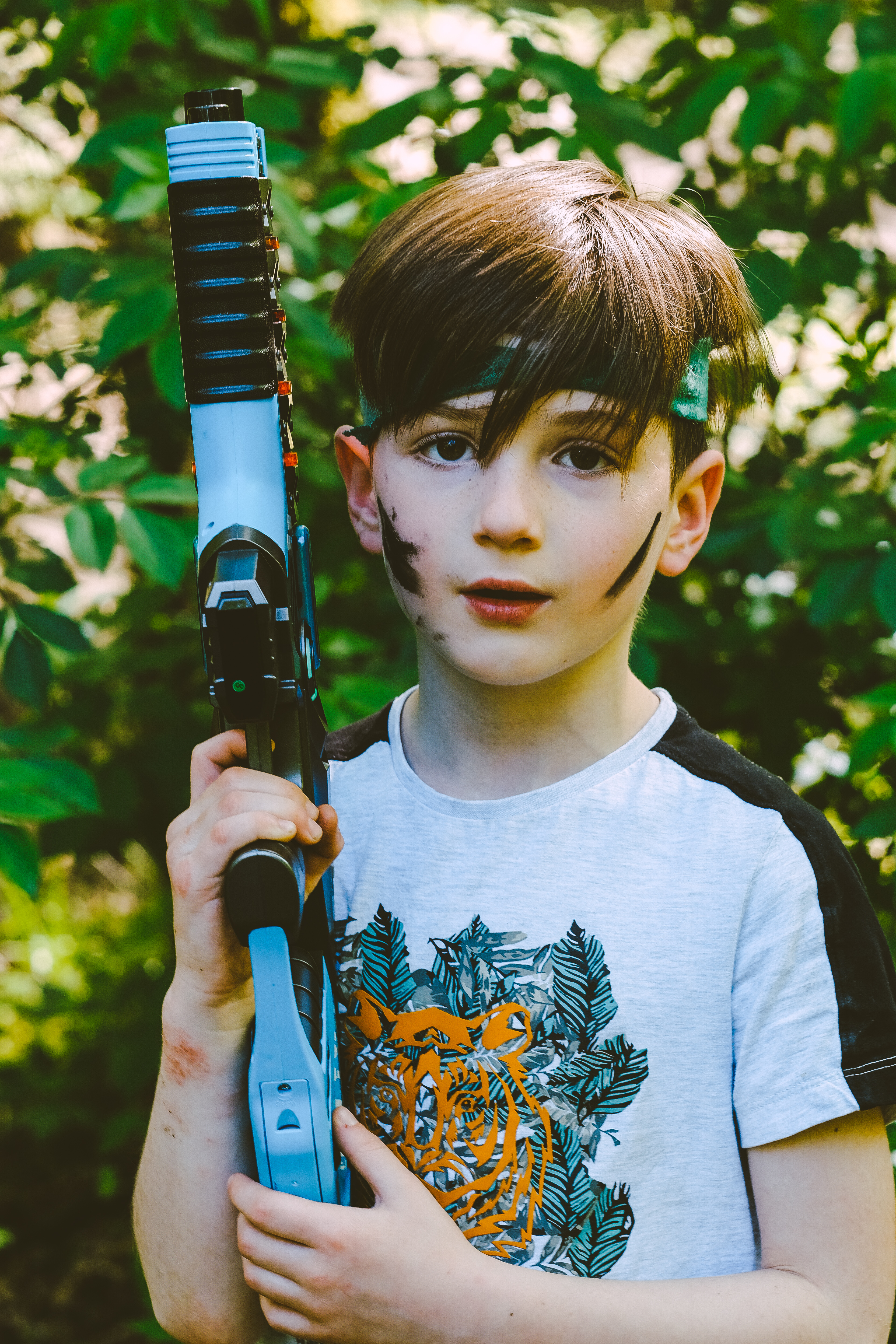 Lasergamen buiten vanaf welke leeftijd kinderfeestje close up van een kind met lasergun