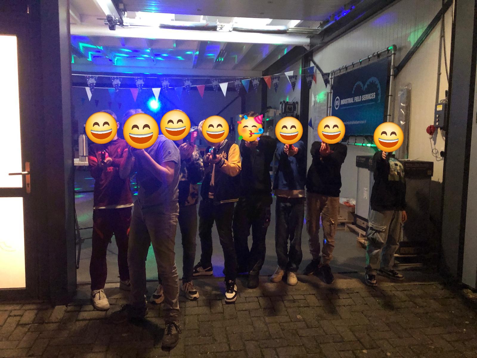 Een groep vrienden die lasergamen thuis zelf hebben georganiseerd met laserguns
